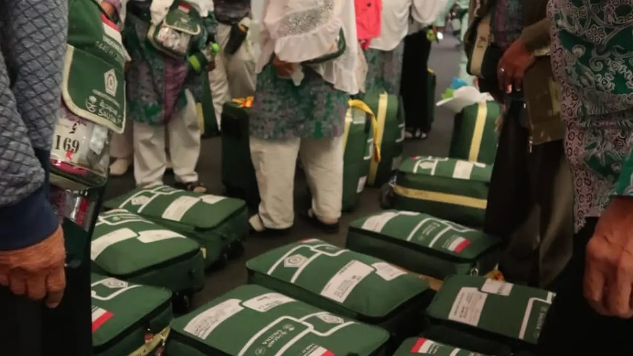 Jemaah haji Indonesia sedang mencari koper miliknya. Darmawan/MCH