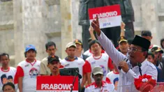 Prabowo menyampaikan orasinya saat menghadiri deklarasi dukungan dari Aliansi Rakyat Bersatu (ARB) dan Merah Putih Sejati (MPS) di Tugu Proklamasi Jakarta, Selasa (10/6/2014) (Liputan6.com/Miftahul Hayat)