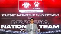 CEO Kelme Indonesia, Kevin Wijaya memberikan sambutan dalam acara perkenalan kerja sama antara PSSI dan Kelme yang berlangsung di Hotel Tribrata, Jakarta, Jumat (23/01/2026). (Bola.com/Bagaskara Lazuardi)
