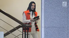 Tersangka Bupati Kutai Kartanegara nonaktif Rita Widyasari saat menuju ruang pemeriksaan di Gedung KPK, Jakarta, Kamis (1/2). Rita kembali diperiksa sebagai tersangka dalam kasus dugaan tindak pidana pencucian uang (TPPU). (Liputan6.com/Herman Zakharia)