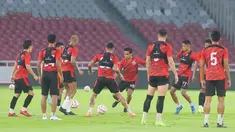 Pemain Persija Jakarta menggelar sesi latihan jelang menghadapi Persebaya Surabaya pada laga pekan ke-28 BRI Liga 1 2024-2025 di Stadion Utama Gelora Bung Karno, Jakarta, Jumat, (11/4/2025). (Bola.com/M Iqbal Ichsan)