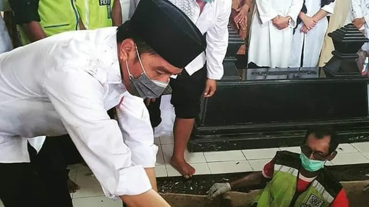Momen Jokowi Makamkan Ibunda di Solo