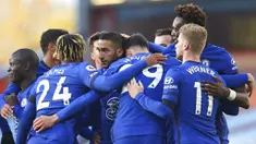 Para pemain Chelsea merayakan gol yang dicetak oleh Hakim Ziyech ke gawang Burnley pada laga Liga Inggris di Stadion Turf Moor, Sabtu (31/10/2020). Chelsea menang dengan skor 3-0. (Alex Livesey/Pool via AP)