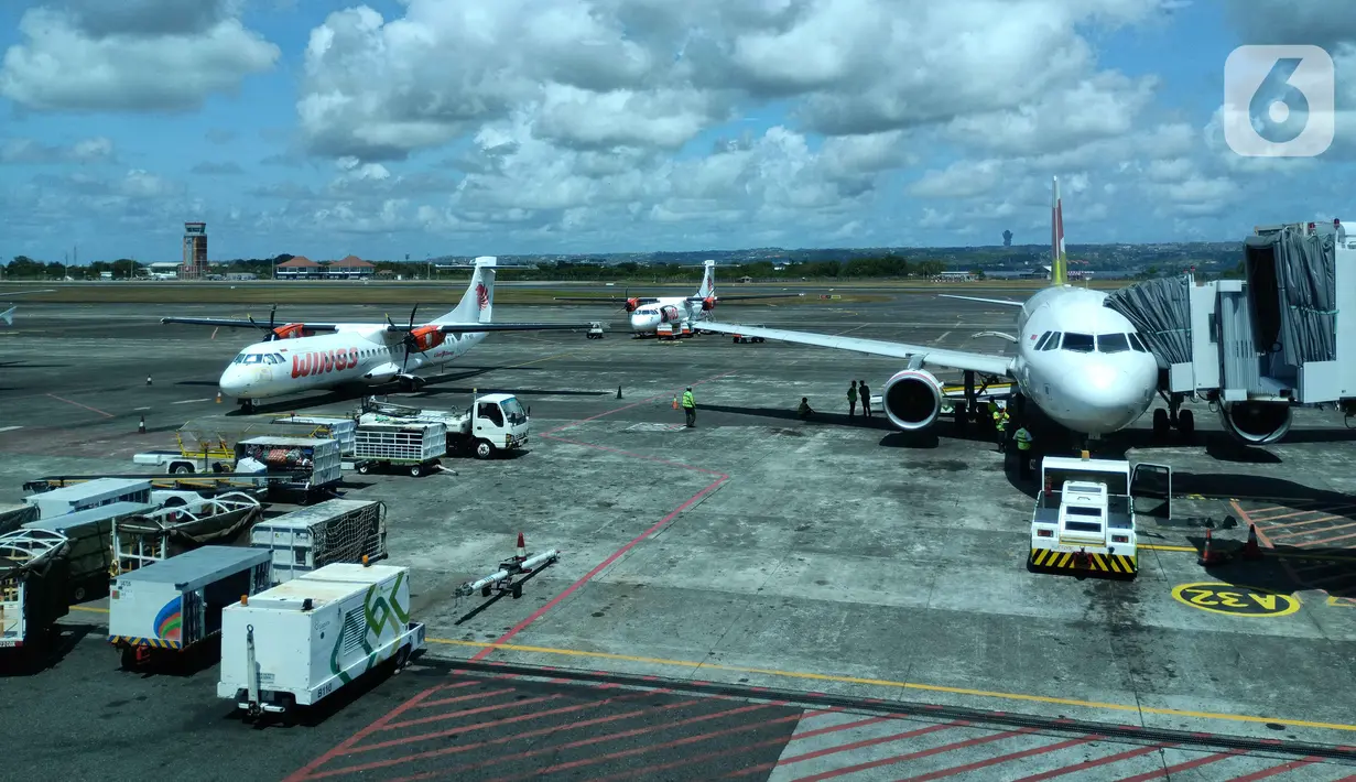 Aktivitas di area Bandar Udara Internasional I Gusti Ngurah Rai, Bali, Rabu (16/8/2023). (Liputan6.com/Helmi Fithriansyah)