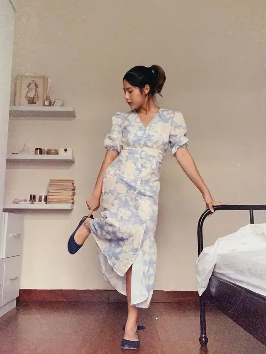 Dress dengan motif bunga warna pastel membuat look-nya semakin kental dengan busana 90-an.  (Instagram/cakecaine).