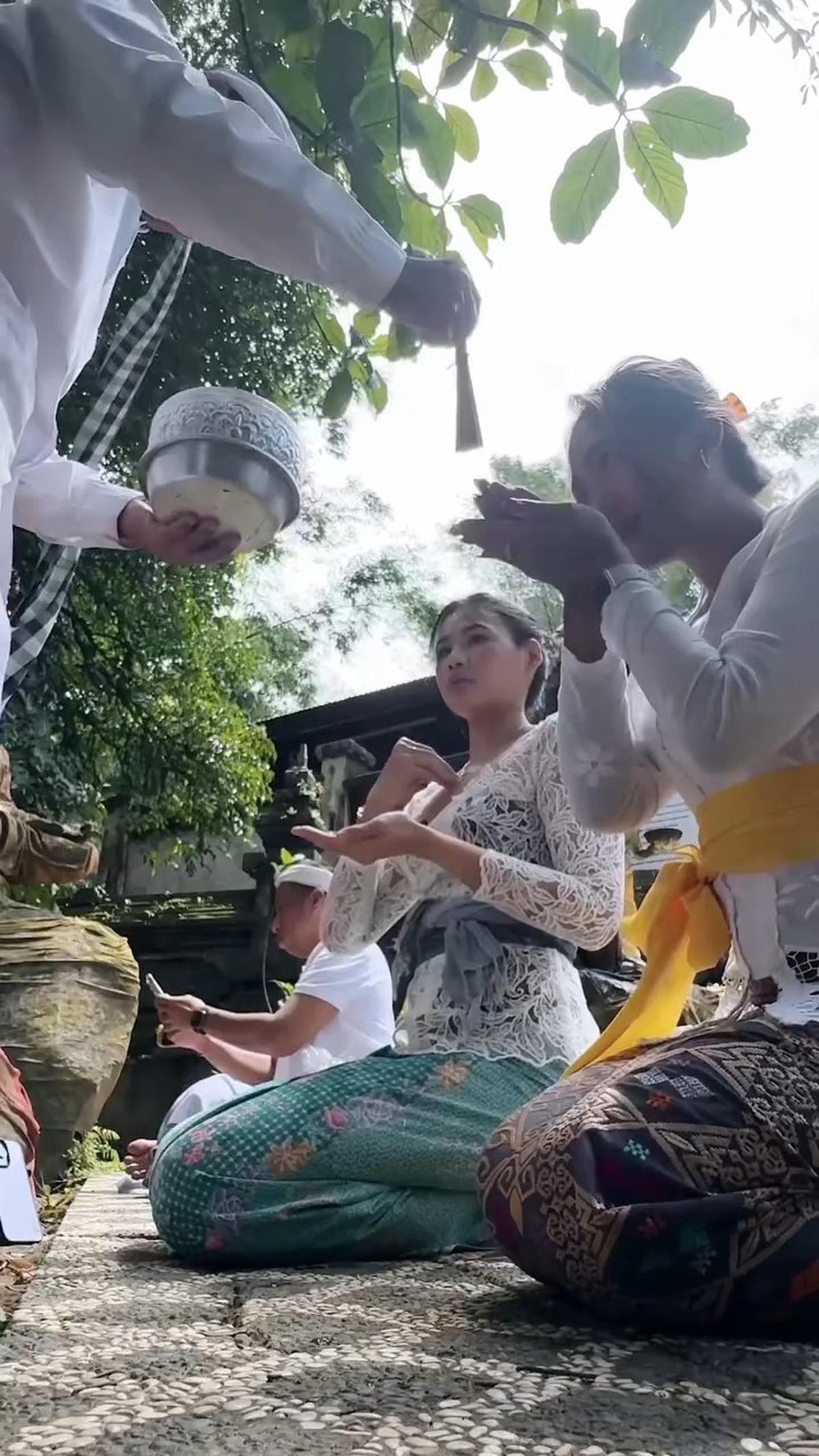 6 Potret Marion Jola Jalani Melukat di Bali Bareng Warga Lokal