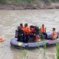 Tim SAR yang bertugas menyusur Sungai Bodri Kendal menggunakan perahu karet untuk memecahkan misteri hilangnya Anik. (foto: Liputan6.com/edhie prayitno ige)