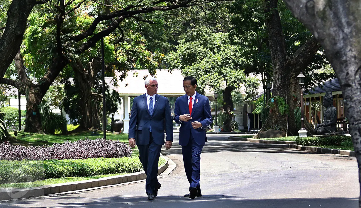 Presiden Joko Widodo (kanan) saat menyambut kedatangan Wakil Presiden Amerika Serikat Michael R. Pence (Mike Pence) di halaman Istana Merdeka, Jakarta, Kamis (20/4). Selain itu agenda Mike Pence mengunjungi Masjid Istiqlal. (Liputan6.com/Angga Yuniar)