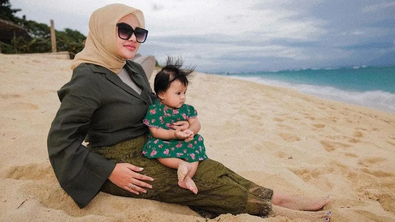 OOTD Selebriti saat Bermain di Pantai Bareng Anak