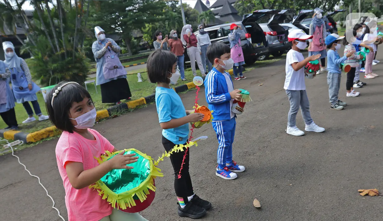 Para siswa TK memainkan miniatur bedug saat mengikuti proses pembelajaran secara Drive in Learning di area parkir Padepokan Pencak Silat Indonesia, Jakarta, Kamis (8/4/2021). Kegiatan ini untuk mengenalkan bulan suci Ramadan kepada anak-anak sedari dini. (Liputan6.com/Herman Zakharia)