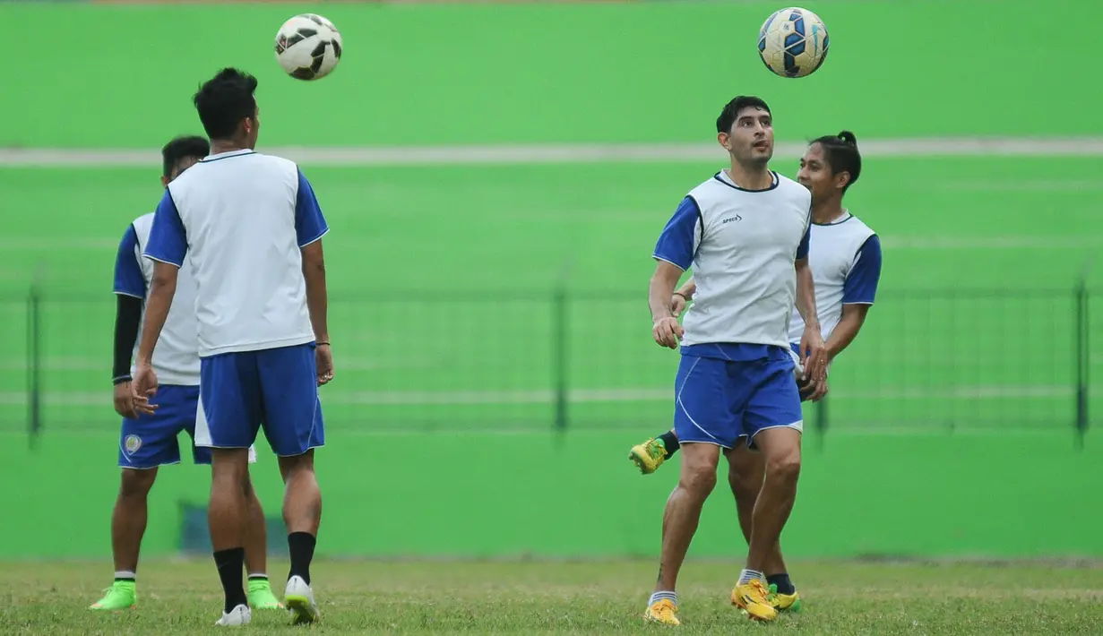 Gelandang Arema Cronus, Esteban Vizcarra melakukan pemanasan saat mengikuti latihan perdananya jelang Piala Jenderal Sudirman di Stadion Gajayana, Malang, Jawa Timur, Rabu (4/11/2015). (Bola.com/Kevin Setiawan)