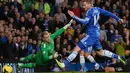 Andre Schurrle membuka keunggulan Chelsea atas Manchester City memanfaatkan crossing mendatar dari Fernando Torres (AFP/Glyn Kirk)