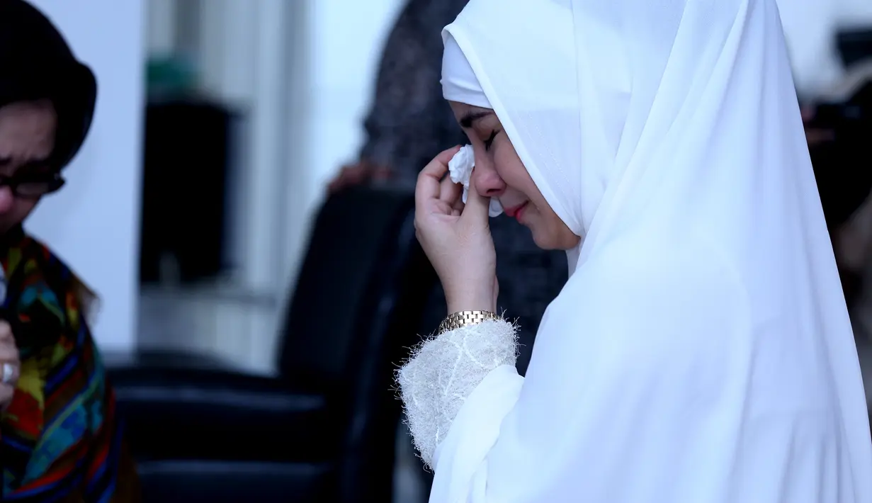 Tangis Risty Tagor pun tak bisa dibendung ketika ayat-ayat suci dikumandangkan (Wimbarsana/Bintang.com)
