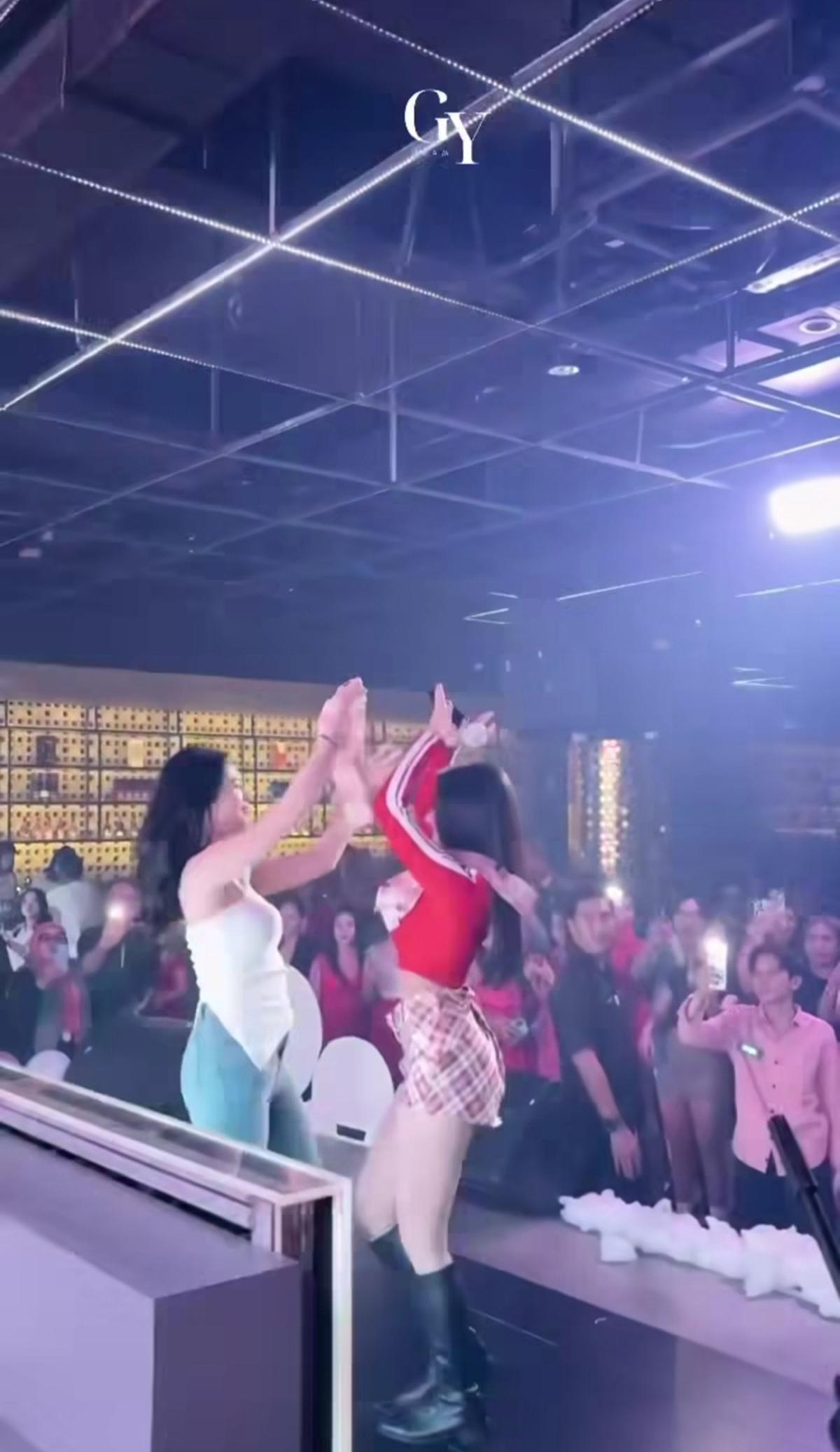 Sambil joget dan menyanyikan lagu-lagu yang menghibur para penggemarnya, Ghea juga menerima saweran berupa kalung uang dari para penonton yang hadir.