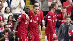 Liverpool memuncaki klasemen sementara Liga Inggris 2021/2022 dengan koleksi 13 poin usai kemenangan 3-0 atas tamunya Crystal palace, Sabtu (18/9/2021). Ketiga gol oleh Sadio Mane, Mohamed Salah dan Naby Keita semuanya dicetak melalui proses sepak pojok. (AP/Jon Super)