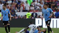 Ronald Araujo dari Uruguay tergeletak di lapangan setelah bentrok dengan Folarin Balogun dari Amerika Serikat pada pertandingan Grup C CONMEBOL Copa America 2024 antara Amerika Serikat dan Uruguay di GEHA Field di Stadion Arrowhead pada 01 Juli 2024 di Kansas City, Missouri. Jamie Squire/Getty Images/AFP