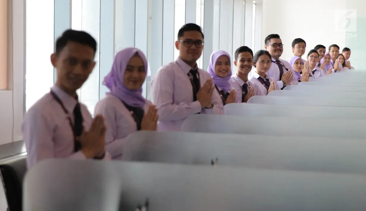 Petugas berfoto di sela pembukaan Japan Visa Application Centre di Jakarta, Jumat (8/9). Diharapkan JVAC dapat meningkatkan pelayanan dan keamanan aplikasi visa, dengan mengurangi kepadatan dan mempersingkat waktu tunggu. (Liputan6.com/Faizal Fanani) 