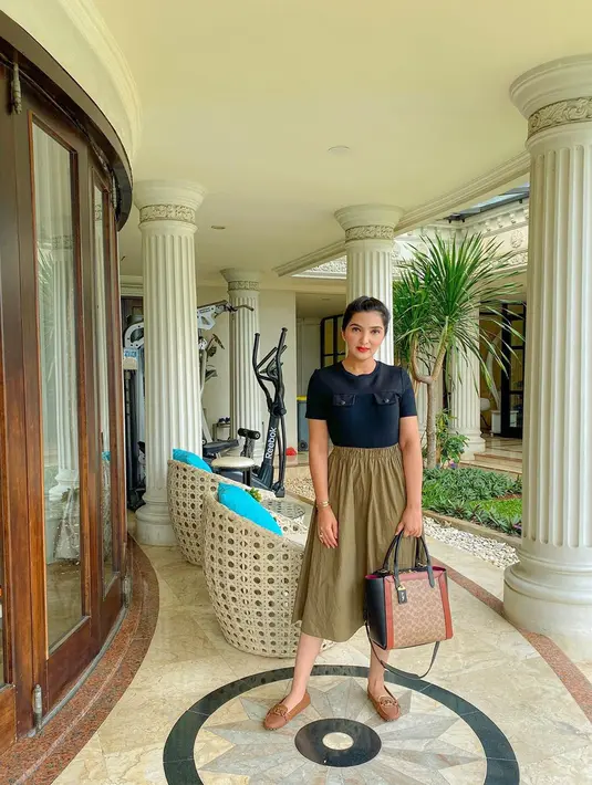 "Banyak yang nanya kenapa sekarang bisa kurus? Kenapa langsing banget? Apa karena sakit atau apa? Jujur aku mau cerita pengalaman aku dari umur 15 tahun yang udah nggak sehat.. salah satunya minum obat diet sembarangan, ngga ke dokter beneran,” ungkap Ashanty. (Instagram/ashanty_ash)