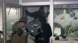 Para demonstran saat merusak fasilitas bank Rusia, Sberbank di Kyiv, Ukraina, (21/11). Selain menghancurkan bank massa memblokir lalu lintas dan membakar barang-barang di depan alun-alun. (REUTERS/Valentyn Ogirenko)