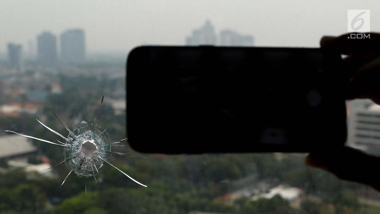 Kondisi Kaca Ruang Anggota DPR Akibat Peluru Nyasar