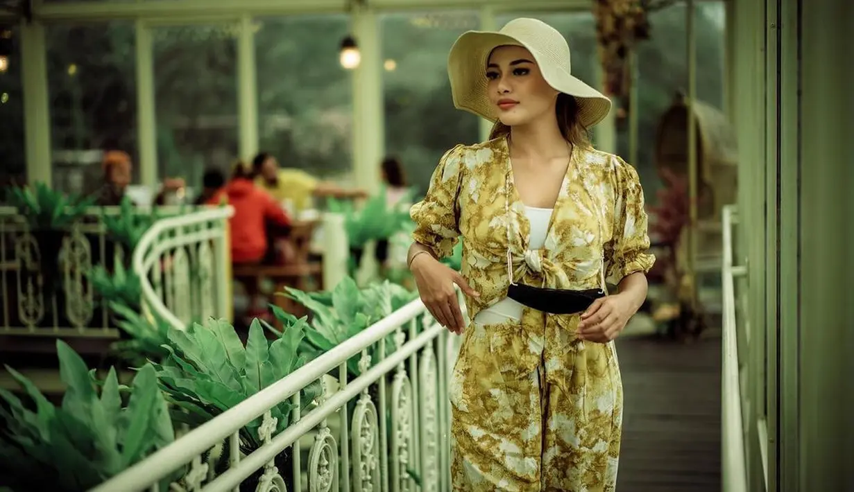 Seperti kebanyakan orang pada umumnya, Aurel pun kehidupannya setelah menikah nanti akan baik-baik saja. Tentu ia tidak ingin kejadian di masa lalu yang terjadi pada orang tuanya juga terjadi dengannya. (Instagram/aurelie.hermansyah)