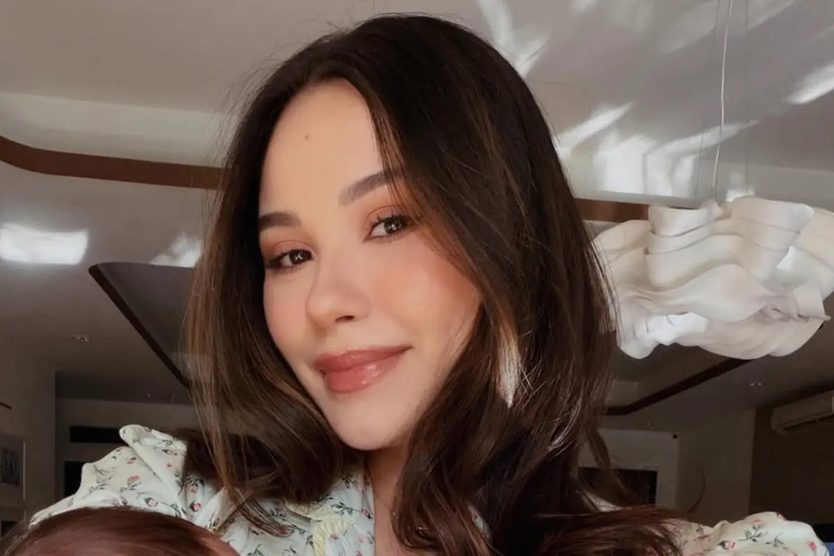 Pesona Glowing Mama Alyssa Daguise Momong Baby Soleil, Tampil Kembar dengan Perhiasan Ratusan Juta