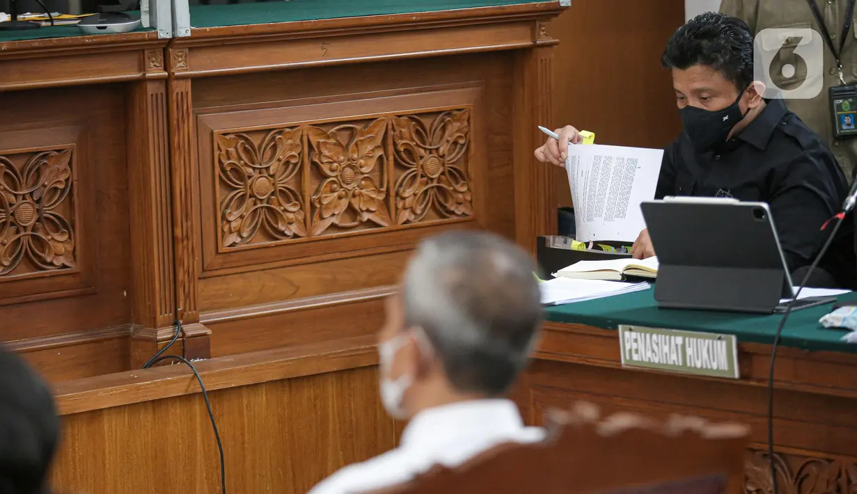 Terdakwa Ferdy Sambo mendengarkan keterangan saksi dalam sidang lanjutan kasus pembunuhan Brigadir N Yosua Hutabarat atau Brigadir J dengan terdakwa Ferdy Sambo dan Putri Candrawathi di Pengadilan Negeri Jakarta Selatan, Selasa (1/11/2022). Agenda sidang kasus pembunuhan Brigadir J hari ini adalah pemeriksaan saksi dari pihak keluarga Brigadir J. (Liputan6.com/Faizal Fanani)