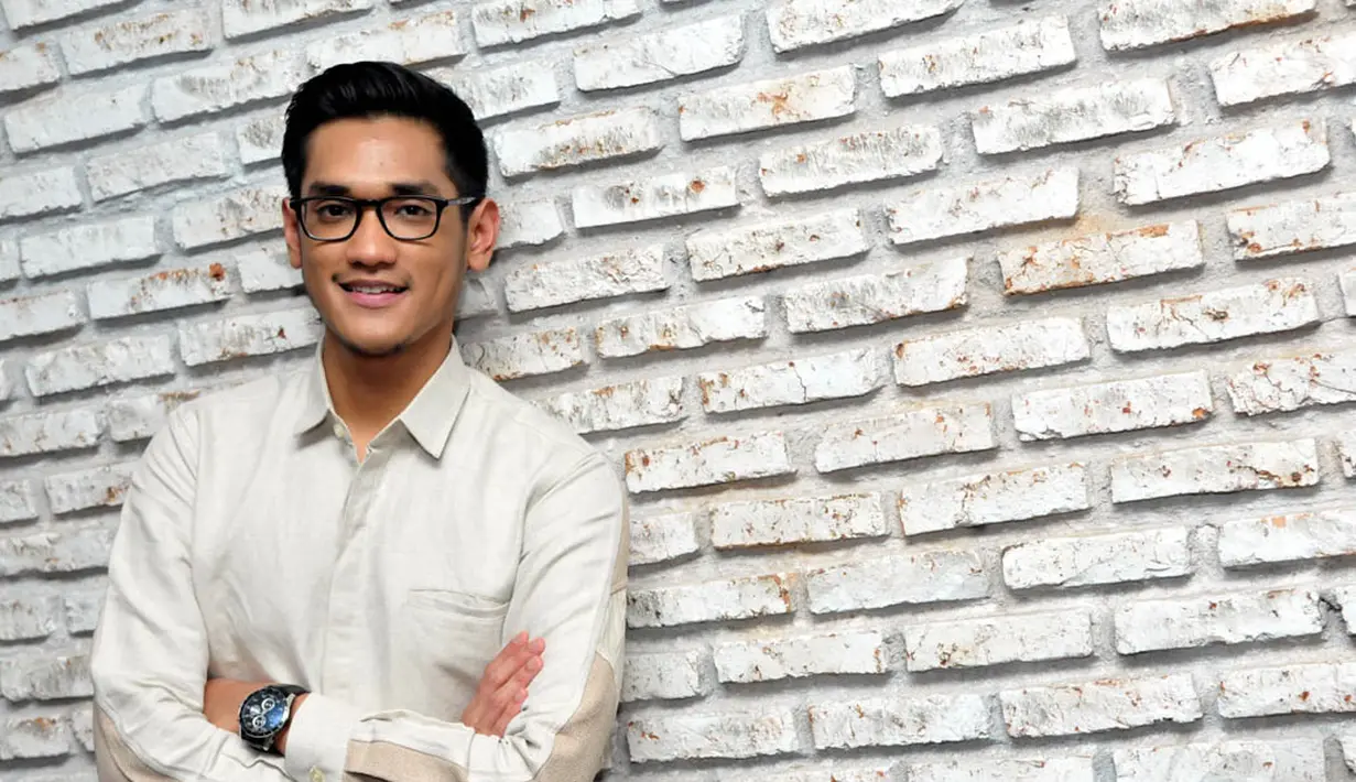 Solois Afgan Syahreza  meluangkan waktunya dalam pembuatan video klip group band ungu di Restoran Beranda, Kebayoran, Jakarta, 1 Juli 2014. (Liputan6.com/Panji Diksana)