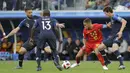 Penyerang Belgia, Eden Hazard, melewati pemain Prancis pada laga semifinal Piala Dunia di Stadion St Petersburg, Selasa (10/7/2018). Prancis menang 1-0 atas Belgia. (AP/Natacha Pisarenko)