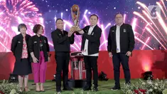 Menteri Pemuda dan Olahraga Zainudin Amali (tengah) bersama Ketua Umum PSSI Mochamad Iriawan (kedua kanan) mengangkat trofi Piala Presiden 2022 disaksikan Direktur Programming SCM Harsiwi Achmad (kedua kiri) dan Plt Direktur Utama PT LIB Sudjarno (kanan)  pada acara launching di SCTV Tower, Senayan City, Jakarta, Senin (6/6/2022). Piala Presiden 2022 akan berlangung pada 11 Juni hingga 17 Juli mendatang. (Liputan6.com/Faizal Fanani)