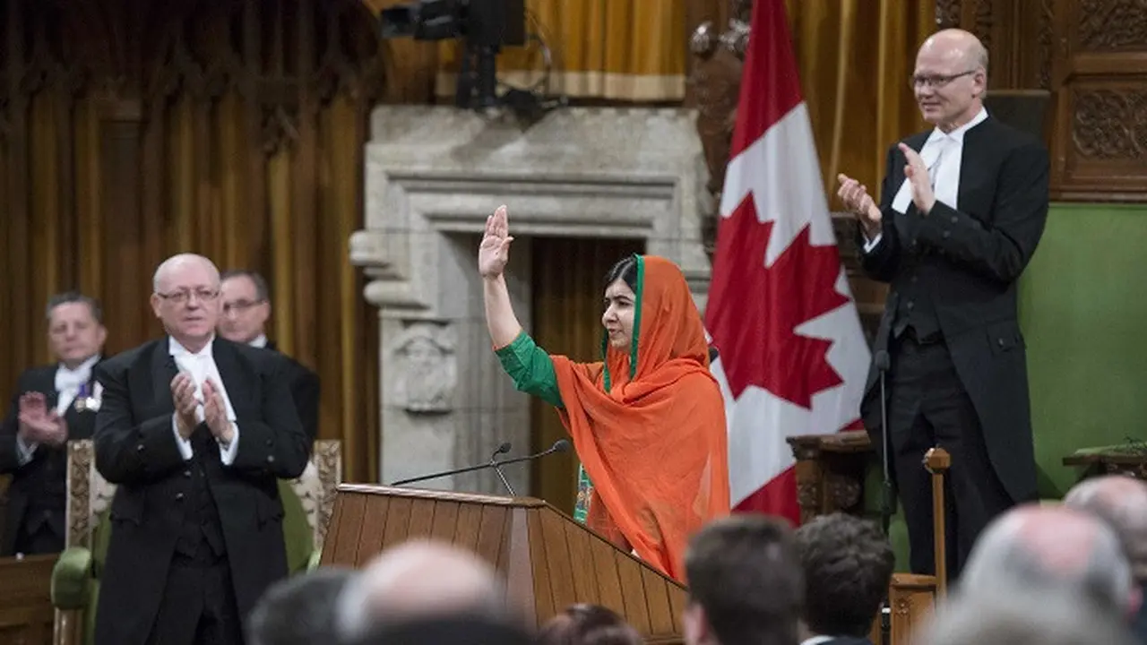 Malala Yousafzai dalam upacara penganugerahan dirinya menjadi warga negara kehormatan Kanada