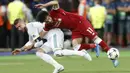 Striker Liverpool, Mohamed Salah, mendapat bantingan dari bek Real Madrid, Sergio Ramos pada laga final Liga Champions di Stadion NSC Olimpiyskiy, Kiev, Minggu (27/5/2018). Salah mengalami cedera bahu usai dilanggar Ramos. (AP/Efrem Lukatsky)