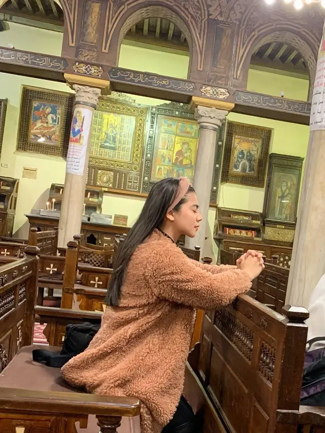 7 Momen Wisata Religi Felicya Angelista, Dari Gereja Gantung Hingga Laut Mati