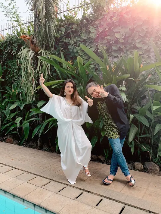 Memang sering terlihat santai dan sederhana. Tapi di momen lebaran yang satu ini, El nampak begitu santai banget, ya. (Liputan6.com/IG/@aruanmarsha)