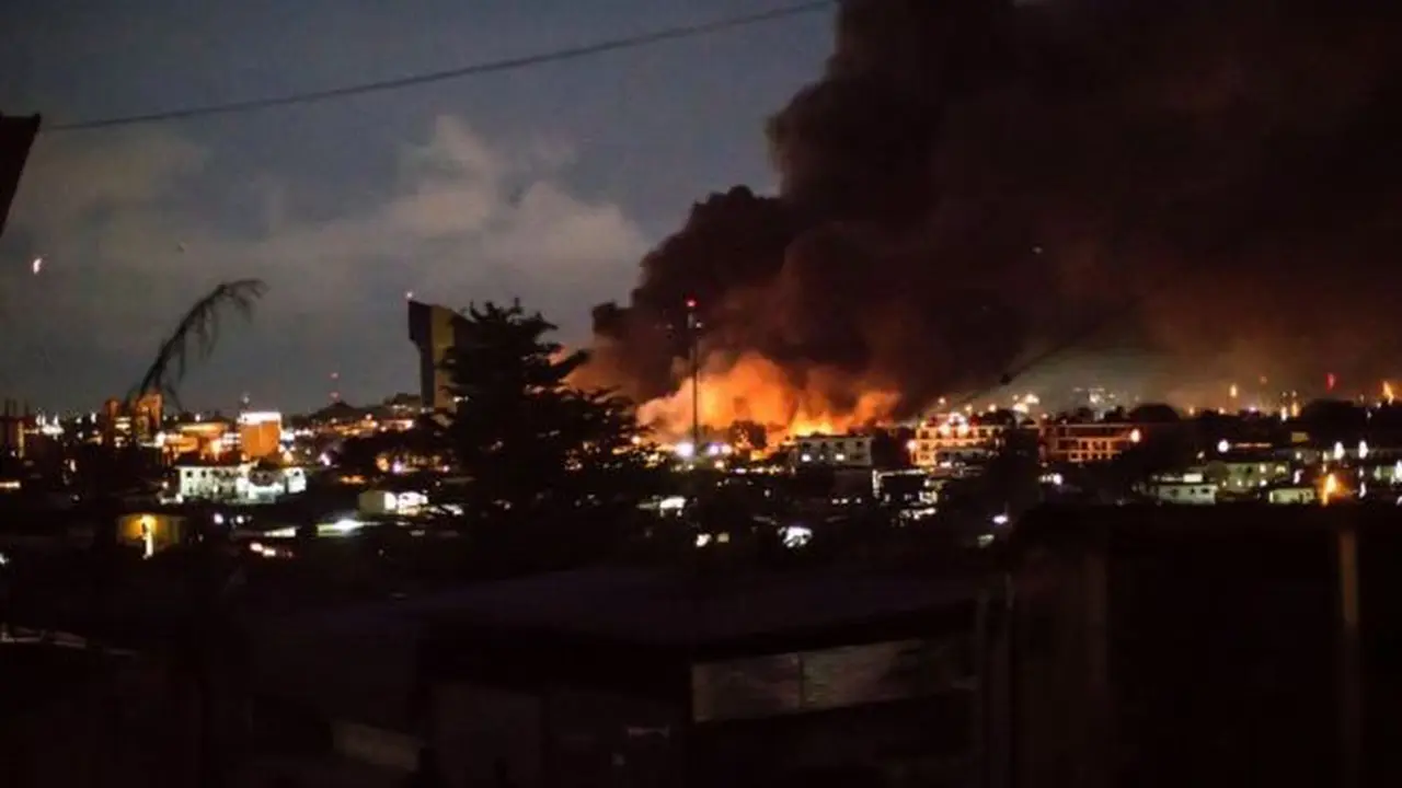 Gedung Parlemen Gabon terbakar. (AFP/BBC)