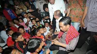 Jokowi berdialog dengan anak-anak korban dari erupsi Sinabung di pengungsian, Kabanjahe, Kabupaten Karo, Sumatera Utara, Selasa (10/6/2014) (Liputan6.com/Herman Zakharia)
