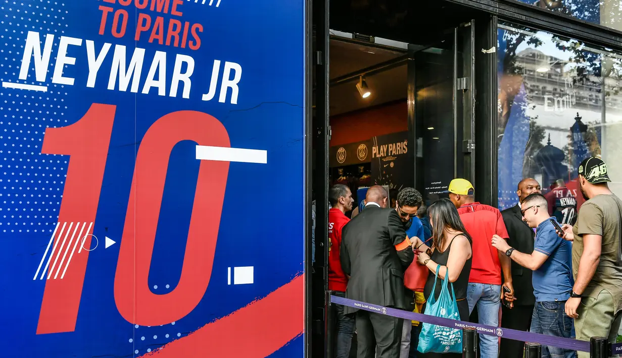 Sejumlah suporter mendatangi toko Paris Saint Germain di Paris (4/8). PSG resmi membeli Neymar dari Barcelona setelah menebus klausul pelepasan kontrak senilai 222 juta Euro, atau sekitar Rp 3,5 triliun. (AP Photo/Michel Euler)
