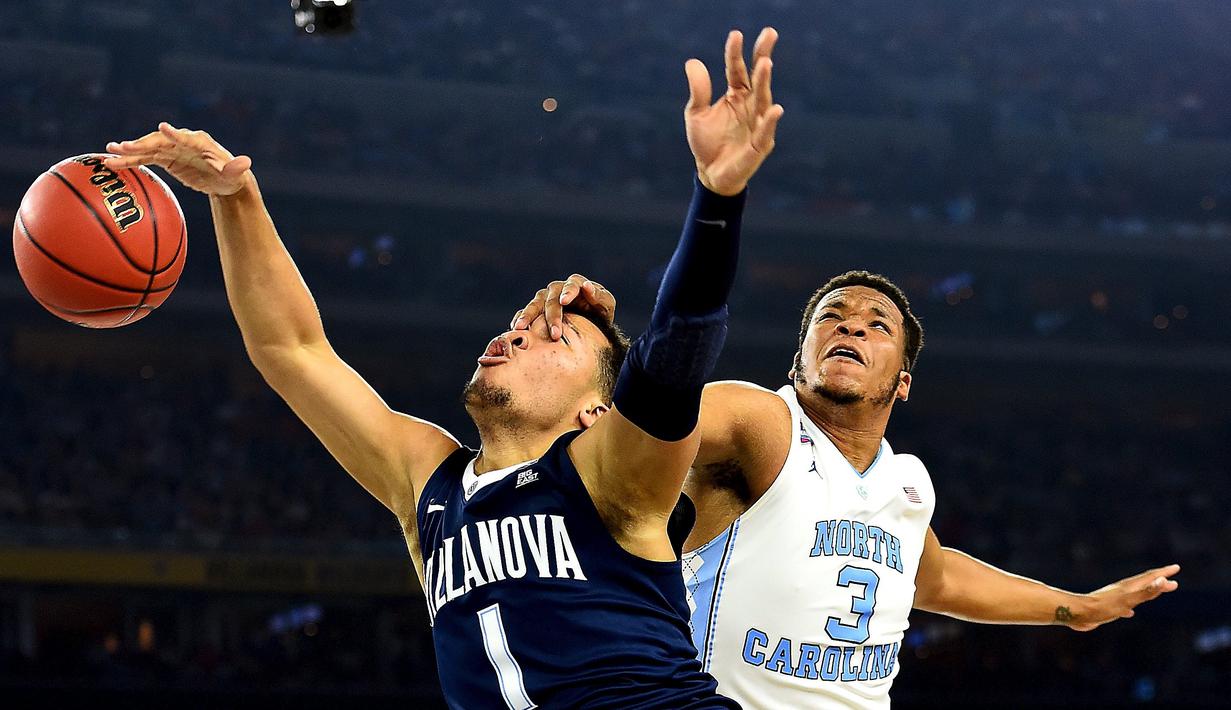Pemain Villanova Wildcats, Jalen Brunson (1), dilanggar pemain North Carolina Tar Heels, Kennedy Meeks (3) dalam championship game Final Four Basket NCAA 2016 di Stadion NRG, Houston, Texas, AS, (4/4/2016). (Reuters/Bob Donnan-USA TODAY Sports)