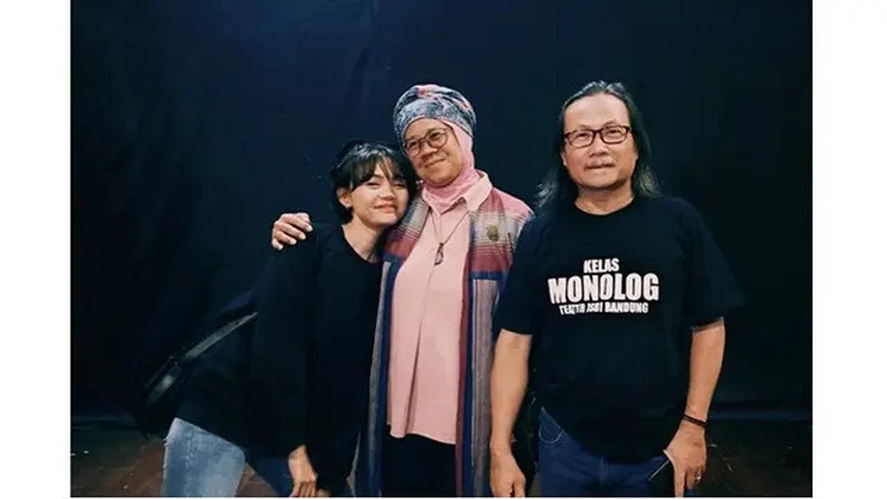 6 Potret Lawas Rina Nose saat Kuliah, Nostalgia Reuni Teman Jurusan Teater