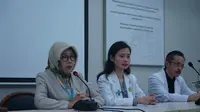 Dokrer RSHS Bandung Elvira Ritonga (tengah) memberikan keterangan terkait kondisi pasien Sunarti pasca operasi hingga kepulangan. (Huyogo Simbolon)