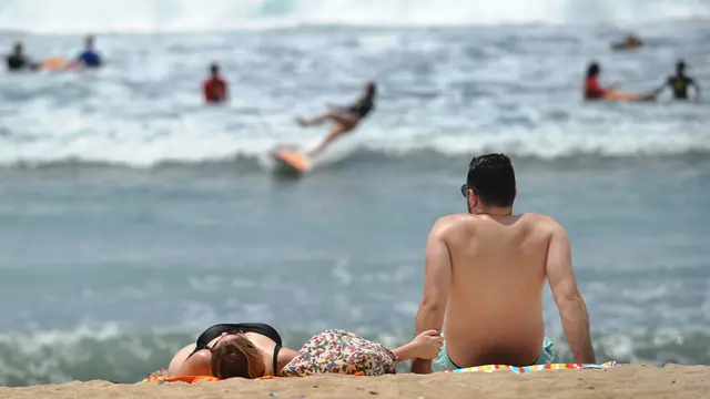Melihat Para Turis Berlibur di Pantai Kuta Bali