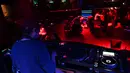 Seorang DJ tampil di Kafe Berlin di Madrid (17/1/2021). Di Madrid, pemerintah daerah mencabut jam malam dari tengah malam hingga jam 11 malam dengan restoran dan bar tutup satu jam sebelumnya dalam sebuah langkah yang berlaku pada 18 Januari 2021. (AFP/Gabriel Bouys)