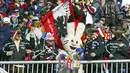 Pendukung tim ski Austria membuat musik dengan Powder salah satu maskot Olimpiade Musim Dingin Salt Lake City saat mereka menunggu dimulainya cuaca menunggu dimulainya cuaca yang menunda downhill wanita di Snowbasin, Utah pada 11 Februari 2002. (AP Photo/Rudi Blaha)