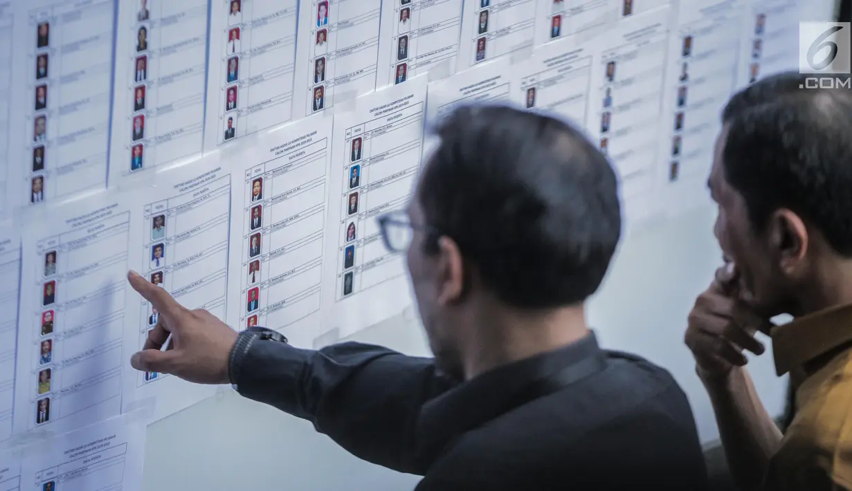 Peserta melihat daftar hadir tes uji kompetensi Seleksi Calon Pimpinan KPK di Pusdiklat Kementerian Sekretaris Negara, Cilandak, Jakarta, Kamis (18/7/2019). Sebanyak 192 kandidat calon pimpinan (capim) Komisi Pemberantasan Korupsi (KPK) mengikuti uji kompetensi tersebut. (Liputan6.com/Faizal Fanani)
