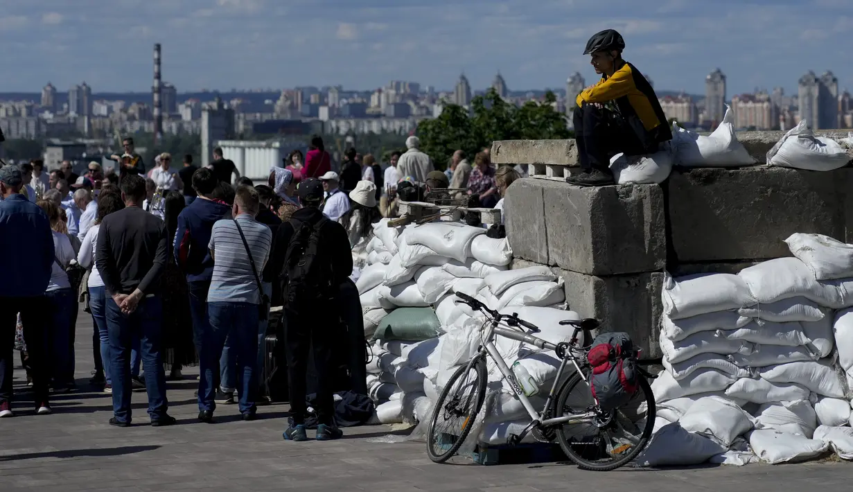 <p>Seorang pria menghadiri konser jalanan selama perayaan Hari Kiev di Kiev, Ukraina, Minggu (29/5/2022). Ibu kota Ukraina merayakan ulang tahun pendiriannya setiap Minggu terakhir bulan Mei. Kiev merayakan peringatan 1540 tahun pendiriannya, di mana tahun ini dirayakan di bawah darurat militer. (AP Photo/Natacha Pisarenko)</p>