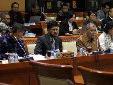 Ketua KPK Agus Rahardjo bersama Wakil Ketua KPK Laode M Syarif, Saut Situmorang, Basaria Panjaitan dan Alexander Marwata mengikuti RDP dengan Komisi III DPR di Kompleks Parlemen Senayan, Jakarta, Selasa (28/1). (Liputan6.com/Johan Tallo)