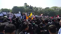 Usai Demo, Mahasiswa di Solo Bersama Polisi Bersihkan Sampah