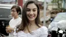 Aktris Irish Bella tersenyum saat difoto di kawasan Jakarta, Selasa (3/4). Irish Bella mulai terbuka soal hubungannya dengan Giorgino Abraham. Irish mengungkapkan alasan bahwa ia dan Gino seperti yin dan yang. (Liputan6.com/Faizal Fanani)