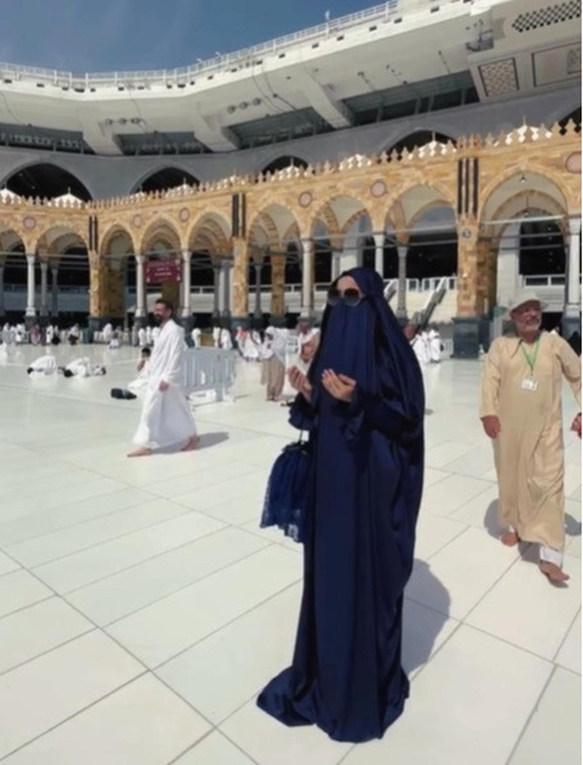 8 Potret Isa Zega yang Santai Bergaya dengan Cadar Saat Umrah, Disebut Nistakan Agama - Identitasnya Jadi Sorotan