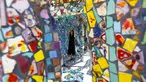  Pengunjung melihat keunikan Mosaic Tile House di Venice, California, AS, (26/9). Rumah yang dipenuhi mozaik dari kepingan keramik, genteng dan barang bekas ini merupakan karya pasangan suami istri, Gonzalo Duran dan Cheri Pann. (REUTERS/Mario Anzuoni)